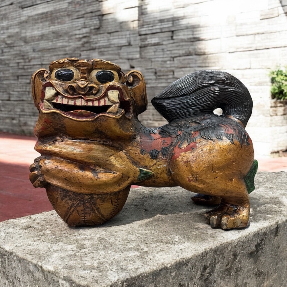 VINTAGE HANDCARVED ASIAN GUARDIAN LION STATUE WOOD SCULPTURE WITH ORIGINAL PAINT